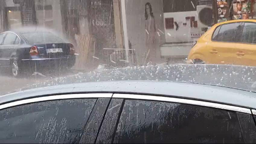 İstanbul'da sağanak hayatı felç etti! Araçlar sular altında kaldı - Resim: 68